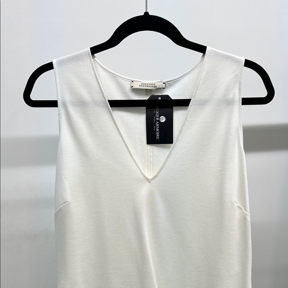 Chic V-Neck Sleeveless Blouse - Picture 2 of 5